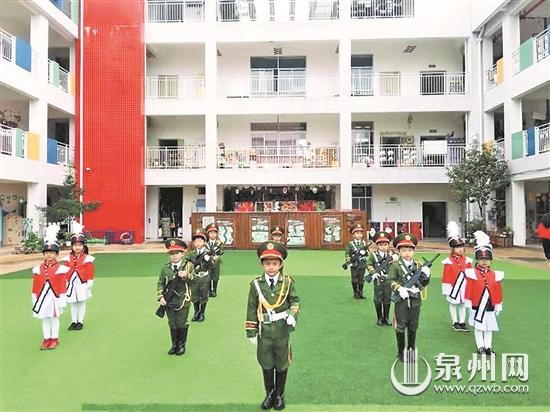 “大手牵小手” 培育爱国情怀 - 憨鼠网