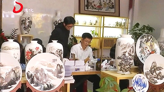 茶具城：师生现场传艺 手绘品客喜欢 - 憨鼠网
