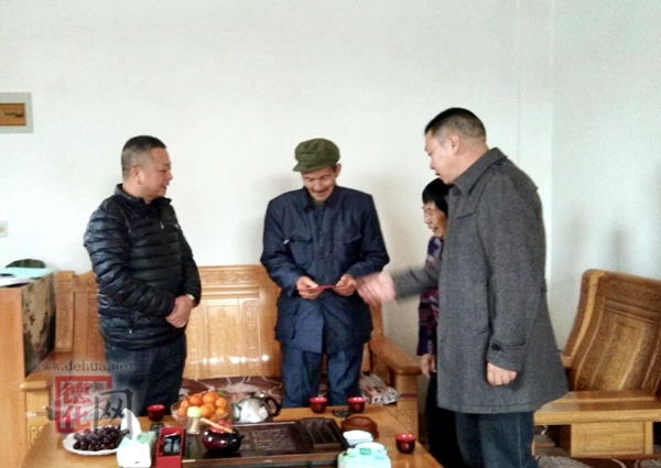 泉州市总工会领导到德化慰问困难劳模 - 憨鼠网