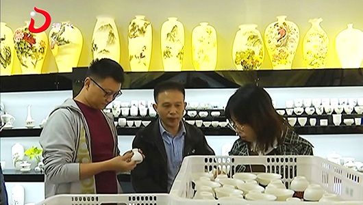 聚德艺瓷：一条龙生产工艺 研发新型手拉坯茶杯 - 憨鼠网