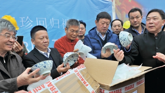 故里人迎接12万件“泰兴号”沉船德化青花瓷回国 - 憨鼠网