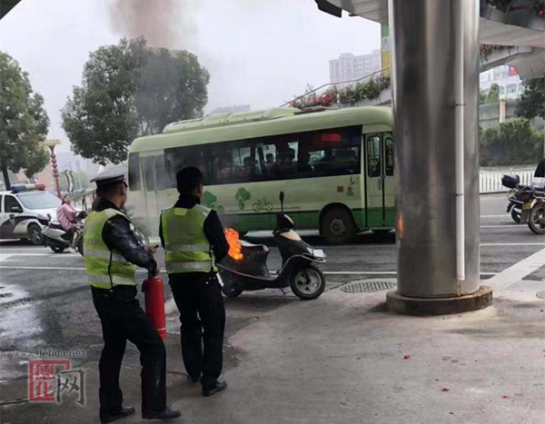 惊险！德化一摩托车自燃 交警冒险灭火除险情 - 憨鼠网