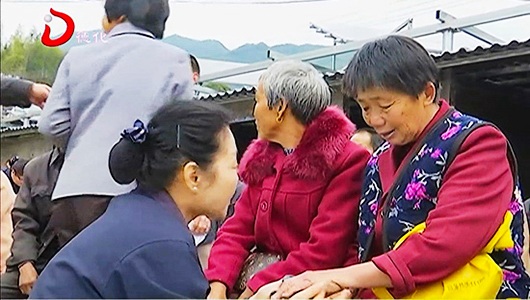 发放冬令物资 温暖村民心 - 憨鼠网