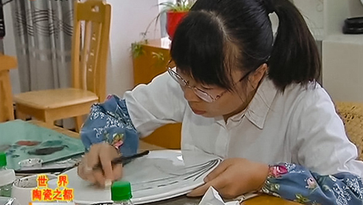 曾云燕：瓷上作画 传承创新寻突破 - 憨鼠网