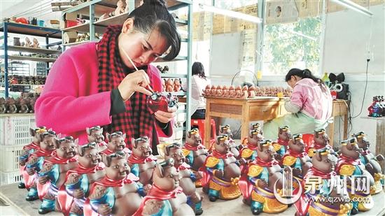 生肖艺术品渐入销售旺季 德化工人赶制生肖瓷品 - 憨鼠网