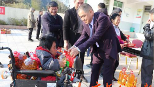 爱心企业暖春慰问团情暖小山村 - 憨鼠网