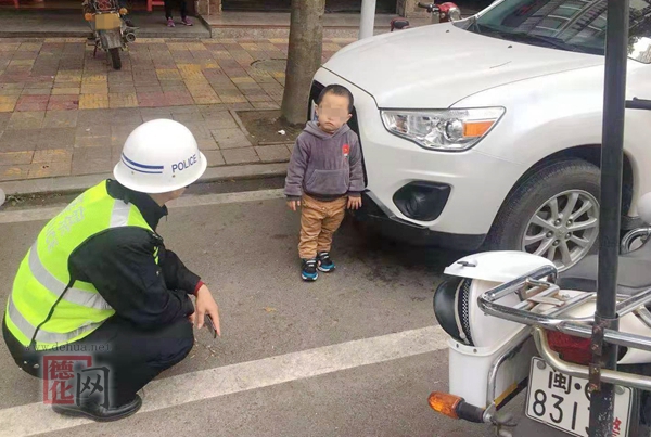 德化公安交警贴心守护 帮助迷路儿童找到家人 - 憨鼠网