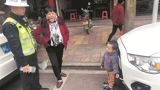 小男孩迷路徘徊 交警帮忙找家人 - 憨鼠网