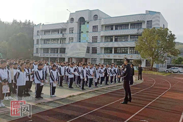 三班镇开展2019年“综治宣传月”系列活动暨“法治宣传进校园”活动 - 憨鼠网