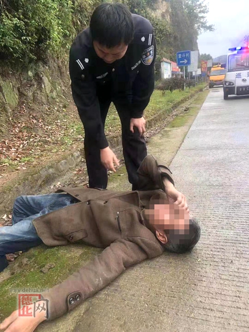 老人醉倒路边，民警热心帮扶 - 憨鼠网
