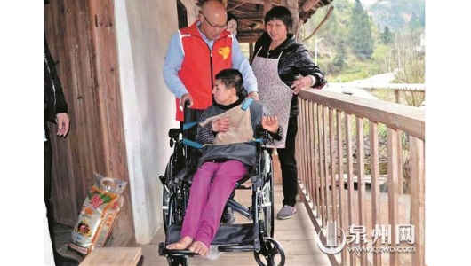 爱心人士送来轮椅 妈妈可以推着瘫痪儿晒太阳了 - 憨鼠网