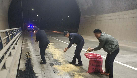 机油洒漏路面现险情 交警及时清理除隐患 - 憨鼠网