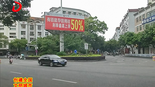 车辆违规行驶 行人乱穿马路 上演马路争夺战 - 憨鼠网