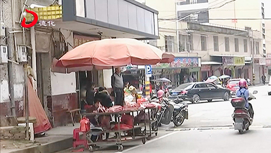 城后中路：占道经营屡见不鲜 牛皮癣屡禁不止 - 憨鼠网