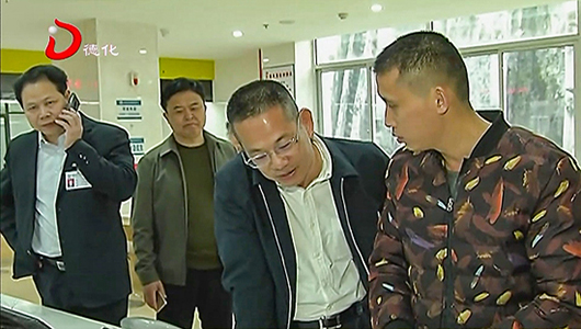 县长黄文捷调研行政服务审批工作 - 憨鼠网