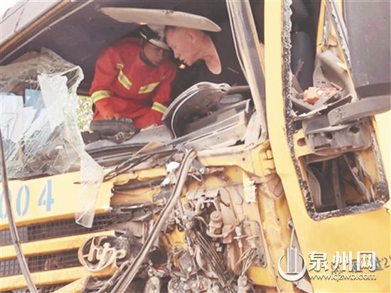 刹车不及两货车追尾 一司机腿被卡住 - 憨鼠网