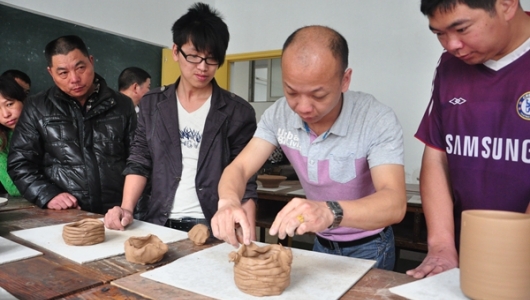陶瓷艺人重塑阳光人生 - 憨鼠网