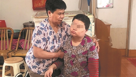 两女儿患先天性智力残疾 老人不离不弃照顾40余年 - 憨鼠网