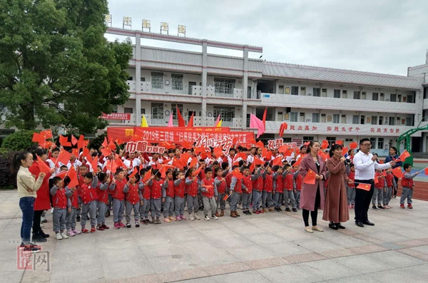三班镇举办“扫黑除恶”暨平安建设宣传文艺汇演 - 憨鼠网