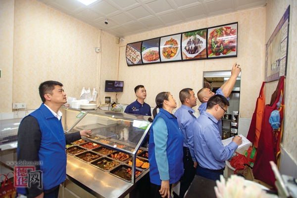 “瓷都人看厨房”市民参与餐饮突击检查 - 憨鼠网