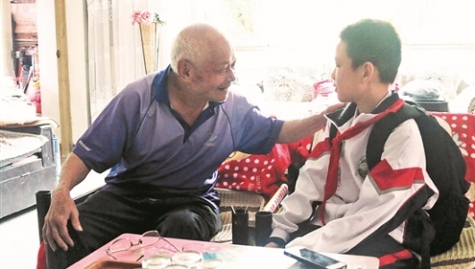 暴雨中小学生送他雨伞 德化老人给学校写感谢信 - 憨鼠网