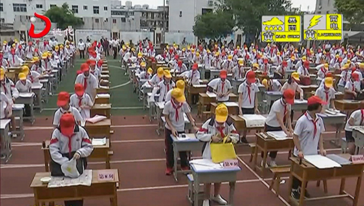 实小“千人书法”活动：峥嵘七十载 与祖国同梦 - 憨鼠网