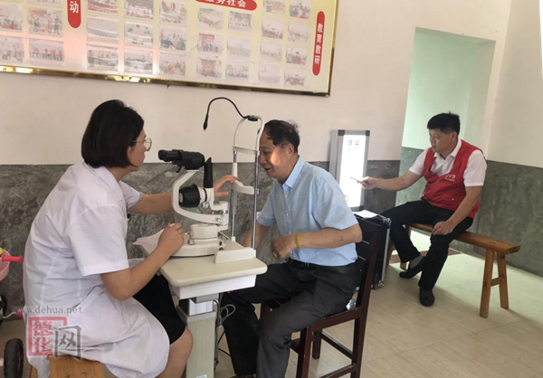 龙门滩镇：侨爱心 光明行 - 憨鼠网