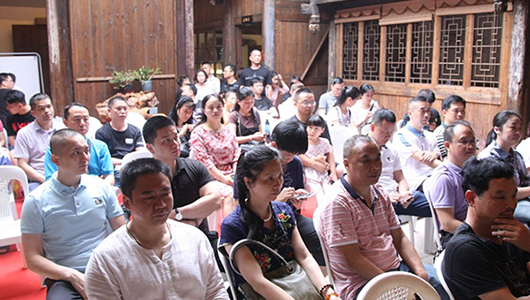 国家非遗“德化瓷烧制技艺”代表性传承人陈明良榕城探讨陶瓷鉴赏 - 憨鼠网