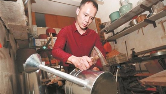 德化打白铁工匠寇贵钦：坚守老手艺 传承工匠精神 - 憨鼠网