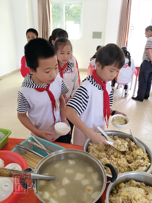 龙浔镇高阳小学“爱心食堂”开张 师生乐享免费午饭 - 憨鼠网