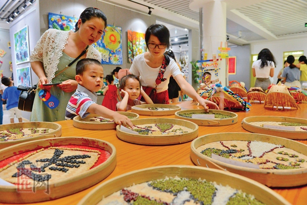 幼儿美术作品展妙趣横生 - 憨鼠网