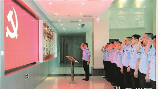 民警重温入党誓词 - 憨鼠网