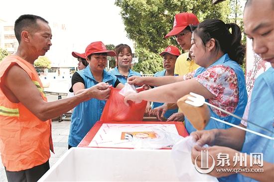 环卫工人乐享 “免费早餐” - 憨鼠网