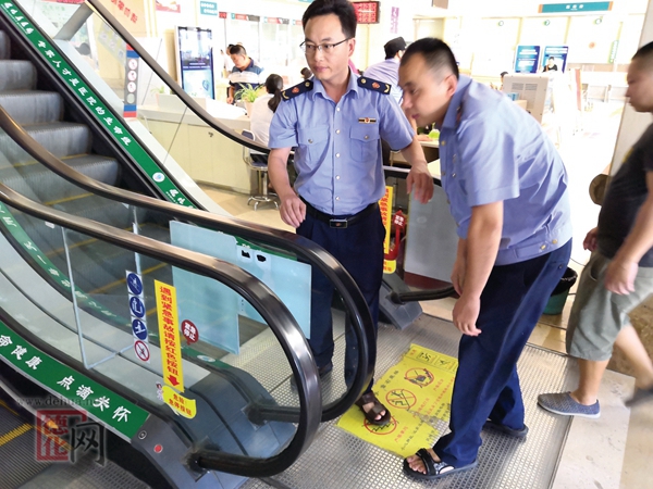 县市场监管局开展电梯安全检查 - 憨鼠网