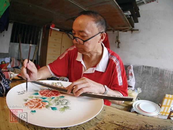 冯金添：醉心瓷画40年，拍卖作品献爱心 - 憨鼠网