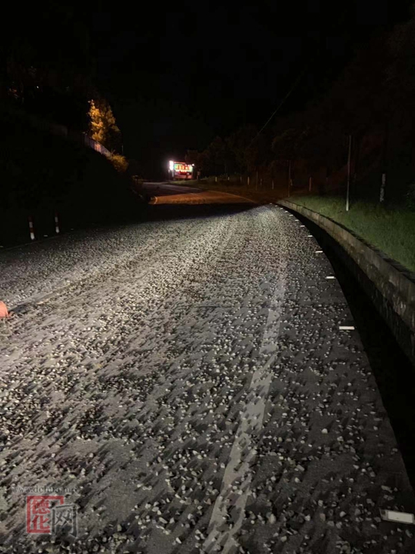 事故碎石油污撒一地，德化公路人夜间紧急清理 - 憨鼠网