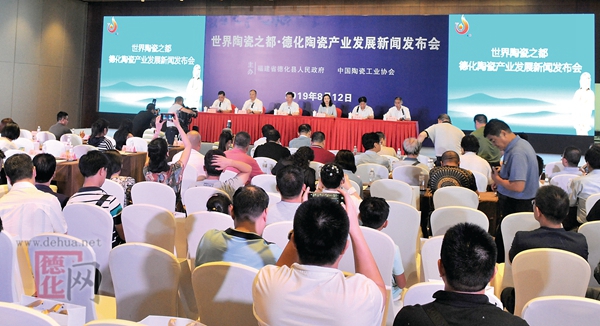 “中国白”闪耀京城 德化瓷再次扬帆 - 憨鼠网