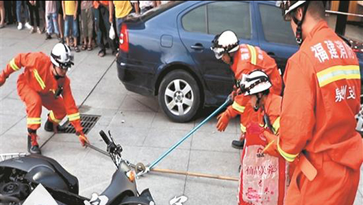蛇“散步”吓着人 自己倒躲进电动车 - 憨鼠网