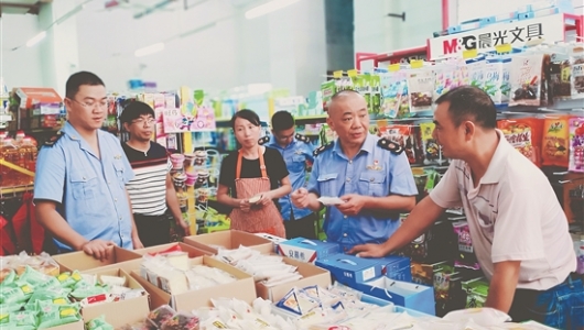 开学前校园周边整治在行动 德化下架40多公斤“五毛食品” - 憨鼠网