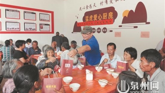 赤水镇猛虎村：爱心企业为百名老人送上“爱心盐” - 憨鼠网