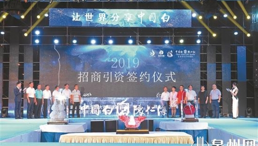 世界瓷都德化“中国白”文化旅游节举办 中国旅游小姐秀出“中国白” - 憨鼠网