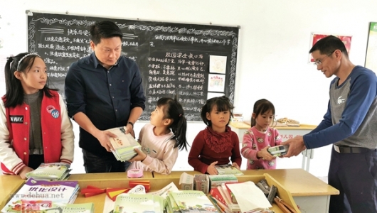 爱心企业家送温暖 结对帮扶贫困学子 - 憨鼠网