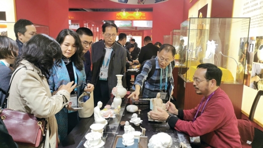 陈明良进博会上展示瓷塑绝活 - 憨鼠网