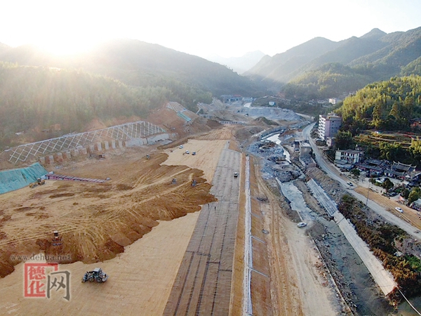 兴泉铁路戴云山一号隧道出口贯通 - 憨鼠网