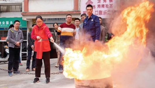 消防知识进社区 筑牢安全防火墙 - 憨鼠网