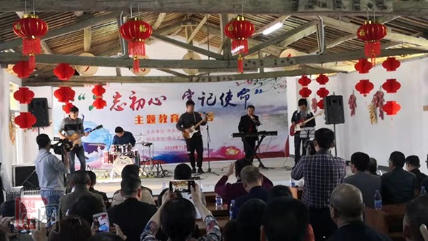 “不忘初心、牢记使命”主题教育联欢会在赤水镇举行 - 憨鼠网