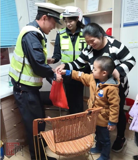 德化交警夜间执勤 男孩送水温暖人心 - 憨鼠网