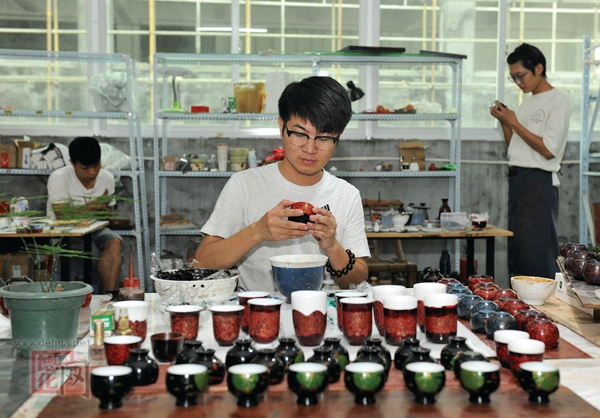 大漆+陶瓷创新带来催化效应 - 憨鼠网