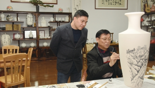 周小平：“德漂”19年矢志传播德化陶瓷文化 - 憨鼠网