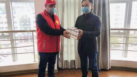 志愿服务队为一线养护工捐赠口罩 - 憨鼠网